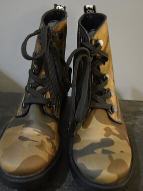 NEW! Size 7-7 1/2 Women’s Camo Lace-Up Combat Boots - Olive/Tan